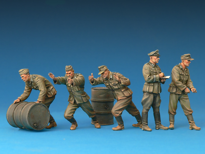 DetailScaleView: Miniart 1/35 German Soldiers with Fuel Drums (35366)