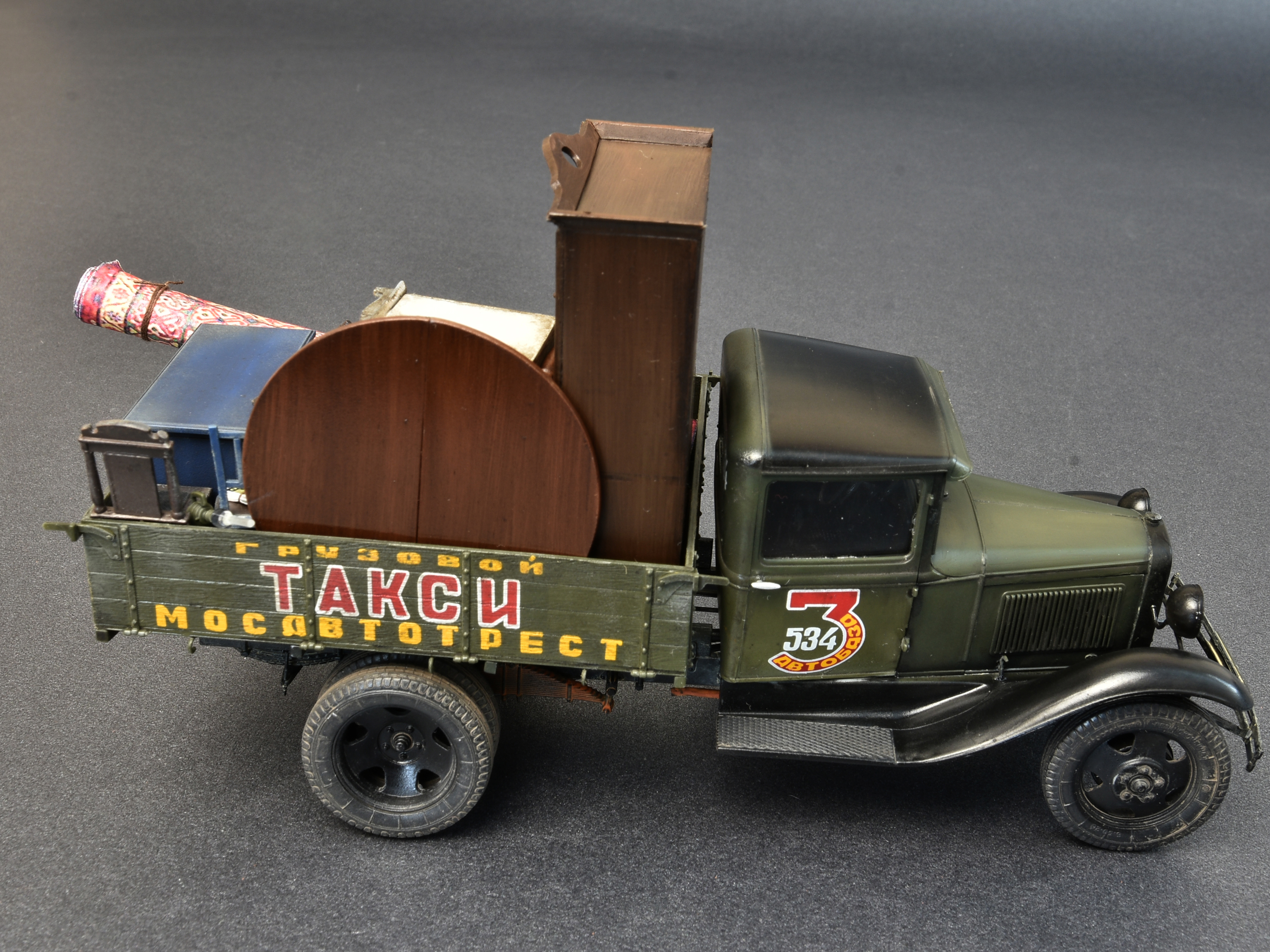 38013 ソビエト１．５トン カーゴトラック（家具パーツ付属） – Miniart
