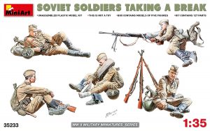 35233 SOVIET SOLDIERS TAKING A BREAK